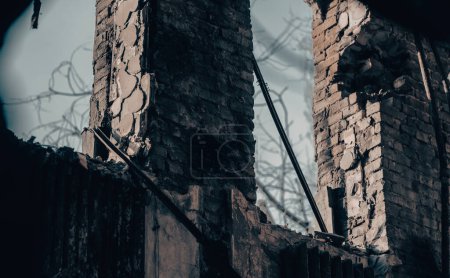 fenêtres vides d'une maison endommagée guerre en Ukraine