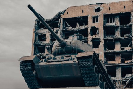 Militärpanzer auf der Straße der Stadt Krieg in der Ukraine mit Russland