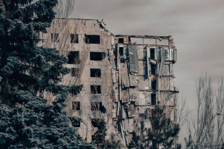 Téléchargez les photos : Détruit et brûlé des maisons dans la ville pendant la guerre en Ukraine - en image libre de droit