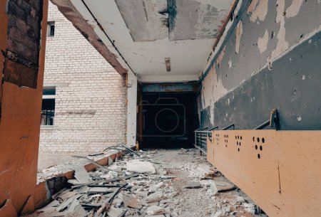 Téléchargez les photos : Dans une école détruite en guerre Ukraine - en image libre de droit