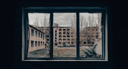 dentro de una escuela destruida en la guerra Ucrania