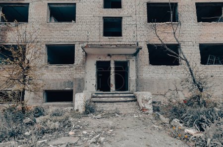 Téléchargez les photos : Destruction de la guerre des bâtiments scolaires en Ukraine - en image libre de droit
