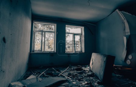 in einem zerstörten Haus ohne Menschen in einem verlassenen Stadtkrieg in der Ukraine