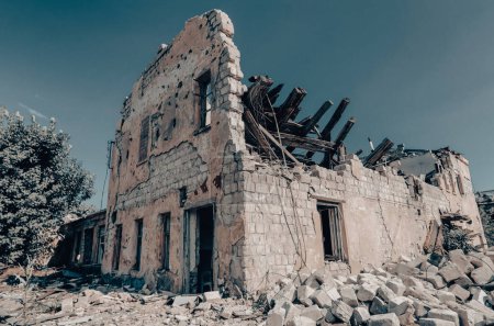 détruit et brûlé des maisons dans la ville pendant la guerre en Ukraine