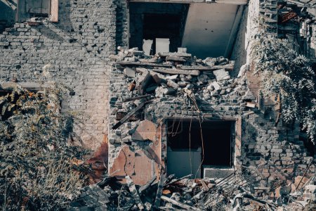Zerstörte Häuser in einer verlassenen Stadt ohne Menschen Krieg in der Ukraine mit Russland
