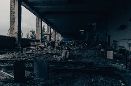 innerhalb einer zerstörten Schule im Krieg Ukraine
