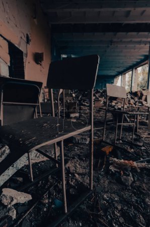 dans une école détruite en guerre Ukraine