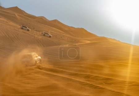 Foto de Viaje en jeeps a través de las colinas arenosas del desierto árabe. U.A.E.Mayo 2022 - Imagen libre de derechos