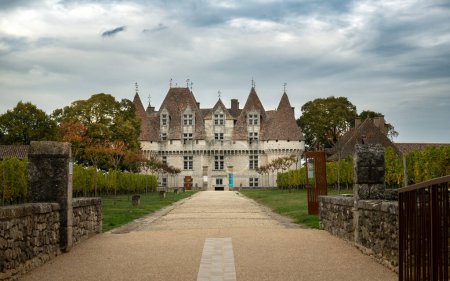 Téléchargez les photos : Monbazillac (fr. Chteau de Monbazillac est un château du sud-ouest de la France, situé dans le département de la Dordogne, à quelques kilomètres de Bergerac. France Montbasilac 13 octobre 2023 - en image libre de droit