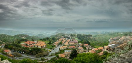Gerace es una ciudad y municipio de la ciudad metropolitana de Reggio Calabria, en el sur de Italia. La ciudad se encuentra en una colina formada por conglomerados de fósiles marinos. Italia Calabria mayo 10, 2023