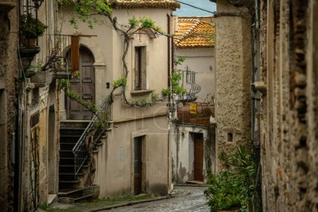 Téléchargez les photos : Gerace est une commune italienne de la ville de Reggio de Calabre dans le sud de l'Italie. La ville se dresse sur une colline formée de conglomérats de fossiles marins. Italie Calabre 10 mai 2023 - en image libre de droit