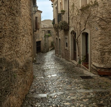 Gerace ist eine Stadt und Gemeinde in der Großstadt Reggio Calabria, Gerace in Süditalien. Die Stadt liegt auf einem Hügel, der aus Konglomeraten von Meeresfossilien besteht. Italien Kalabrien 10. Mai 2023