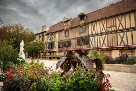 Téléchargez les photos : Bergerac Située dans le Prigord pourpre, sur les rives de la Dordogne, la ville de Bergerac est célèbre pour ses vignobles et bien plus encore. - en image libre de droit