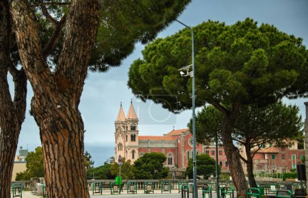 Foto de Messina es una ciudad de la región italiana de Sicilia. La tercera ciudad más grande de la isla de Sicilia. Italia 05132023 - Imagen libre de derechos