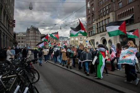 Foto de Manifestación pro-palestina en Amsterdam 28 / 04 / 2024. Holanda - Imagen libre de derechos