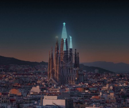 Téléchargez les photos : Photo numérique illuminant la Sagrada Familia inachevée avec des drones. - en image libre de droit