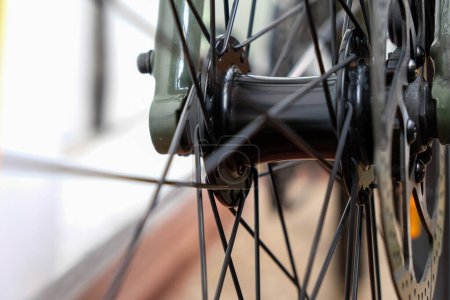 Téléchargez les photos : Bicycle front wheel hub. Attachment of bicycle spokes. - en image libre de droit