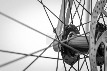 Foto de Bicycle front wheel hub. Attachment of bicycle spokes. - Imagen libre de derechos