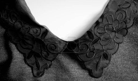 Téléchargez les photos : Black mesh collar with openwork embroidery. Gray dress. - en image libre de droit