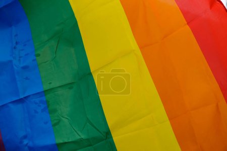 Foto de Bandera del arco iris. Bandera del orgullo. Antecedentes Gotas de lluvia. - Imagen libre de derechos
