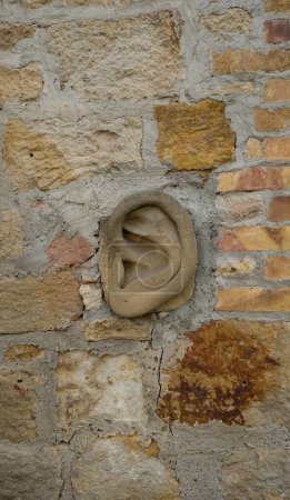 Las paredes tienen oídos. Oreja en la pared del edificio. Gau-Weinheim, distrito Alzey-Worms en Renania-Palatinado.