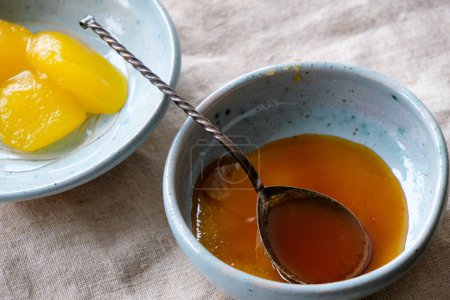 Téléchargez les photos : Miel de sarrasin foncé et miel de fleurs sauvages. bols en céramique. - en image libre de droit