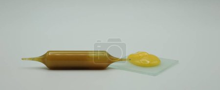 Téléchargez les photos : L'ampoule ou la cartouche à double embout. Suppléments vitaminiques de la base du miel. - en image libre de droit