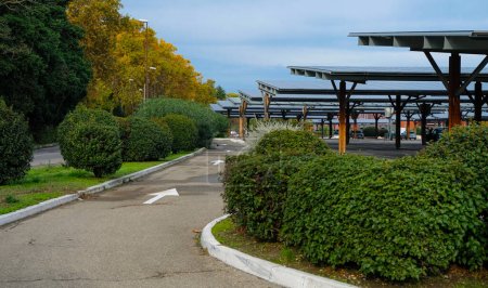 Téléchargez les photos : Panneaux solaires sur le parking. Route. Flèches. - en image libre de droit