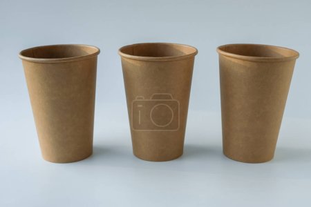 Foto de Tres vasos de papel desechables. Burla.. - Imagen libre de derechos