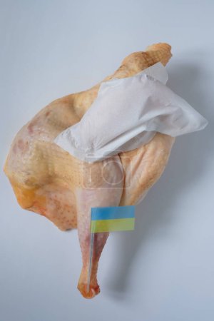 Geflügelfleisch. Ukraine-Flagge. Papierserviette.