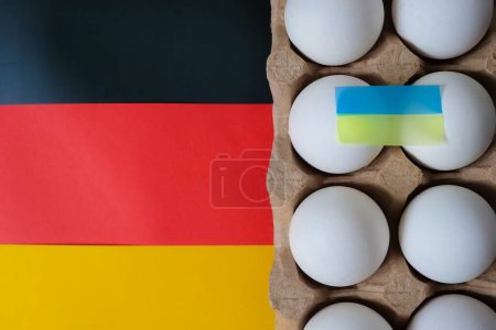 Hühnereier. Deutschland-Fahne. Ukraine-Flagge. Import von Geflügeleiern. Kopierraum.
