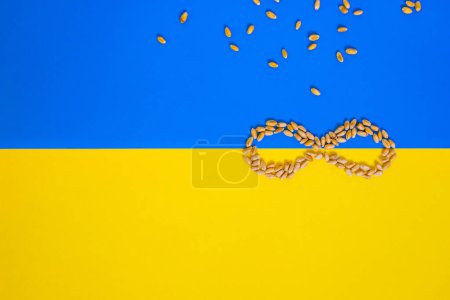 Symbol der Unendlichkeit. Weizenkörner. Ukraine-Flagge. Getreidestreit. Kopierraum.