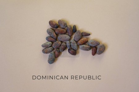 Karte der Dominikanischen Republik mit Kakaobohnen gefüllt.