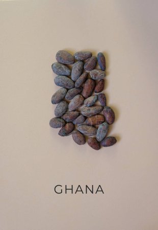 Karte von Ghana gefüllt mit Kakaobohnen.