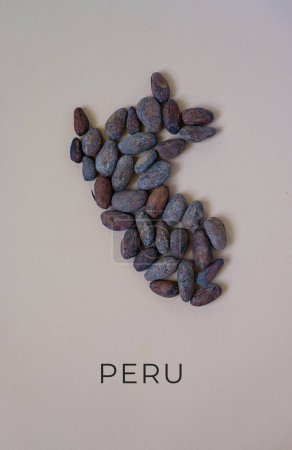 Mapa de Perú lleno de granos de cacao.