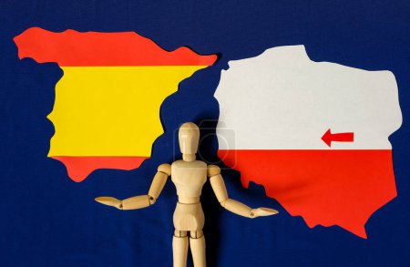 Menschliche Schaufensterpuppe aus Holz zeigt Landkarten von Polen und Spanien. Pfeil. Bevölkerungswanderung von Polen nach Spanien. Blauer Hintergrund der Flagge der Europäischen Union.