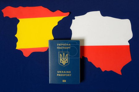 Pasaporte ucraniano. Mapa de Polonia. Mapa de España. Fondo azul de la bandera de la Unión Europea. Ucrania migración de población. Guerra. Amenaza de vida.