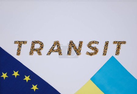 Téléchargez les photos : Le mot Transit est fait de blé. Transit de céréales en provenance d'Ukraine via l'Union européenne. - en image libre de droit