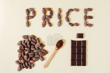 Das Wort Preis. Kakaobohnen. Löffel Kakao. Schokoriegel. Preissprung bei der Schokoladenherstellung.
