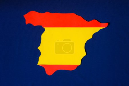 Landkarte von Spanien auf dem Hintergrund der blauen Flagge der Europäischen Union. Spanische Flagge. Die Rolle Spaniens in der Europäischen Union.
