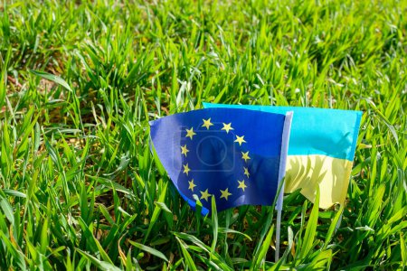 Bandera de la Unión Europea. Bandera de Ucrania. Campo de trigo. Ucrania tiene la condición de candidato a la adhesión a la Unión Europea.