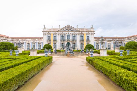 Téléchargez les photos : Palais Queluz, Sintra ; Portugal ; 20 octobre 2022. Cette entrée principale du palais comprend plusieurs fontaines décorées avec des statues et de beaux jardins. - en image libre de droit