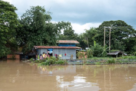 Foto de Uthai Thani, Tailandia - 5 Oct 2022, La inundación ha cortado el pueblo y mucho hogar fuera del mundo exterior en la provincia de Uthai Thani en octubre B.E. 2565. - Imagen libre de derechos