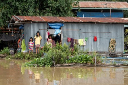 Téléchargez les photos : Uthai Thani, Thaïlande - 5 Oct 2022, L'inondation a coupé le village et beaucoup de maison loin du monde extérieur dans la province d'Uthai Thani en Octobre B.E. 2565. - en image libre de droit