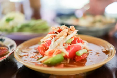 Téléchargez les photos : Salade de papaye verte thaïlandaise, qui est également connu sous le nom de Som Tam est l'un des plats les plus couramment disponibles et les plus consommés dans toute la Thaïlande. - en image libre de droit