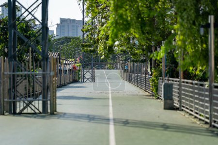 Téléchargez les photos : Une promenade dans le ciel vert relie Lumpini Park et Benchakitti Park. C'est la distance totale 1.3 km et est construit au coeur de la ville de Bangkok. - en image libre de droit