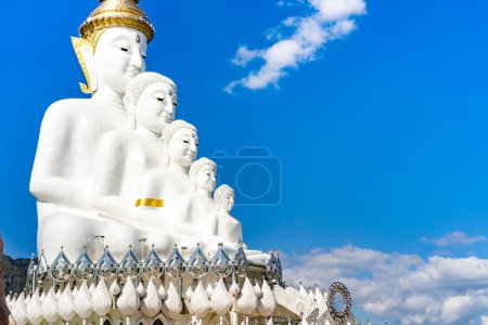Téléchargez les photos : Wat Phra That Pha Kaew, Phetchabun est l'un des plus célèbres temples de Thaïlande avec une énorme statue en couches de cinq bouddhas de jade blanc assis sur le grand lotus, appelé le sanctuaire des cinq bouddhas. - en image libre de droit