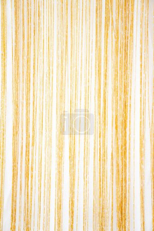 Téléchargez les photos : Fil fin doré soyeux disposés finement dans chaque ligne, un rideau chic, qui convient pour une utilisation comme une belle toile de fond en photographie. - en image libre de droit