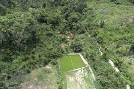 Téléchargez les photos : Vue par drone du barrage Weir à l'intérieur des réservoirs de montagne créés par les barrages non seulement réprimer les inondations, mais aussi fournir de l'eau pour les activités. OmKoi District, Chiang Mai, Thaïlande. - en image libre de droit