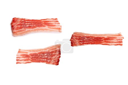 Tranches de bacon crues isolées sur fond blanc. Vue du dessus.